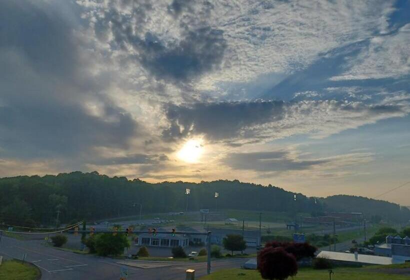 Отель Knob Hill Motor Lodge