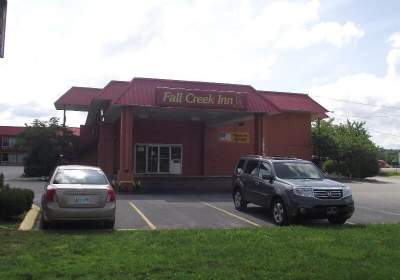 בית מלון כפרי Suburban Studios Cookeville