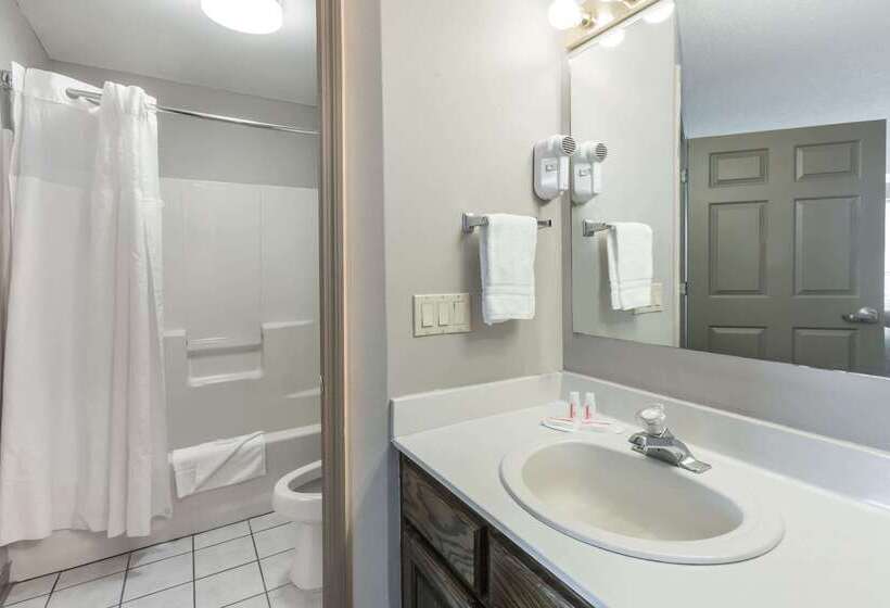 ホテル Super 8 By Wyndham Clinton