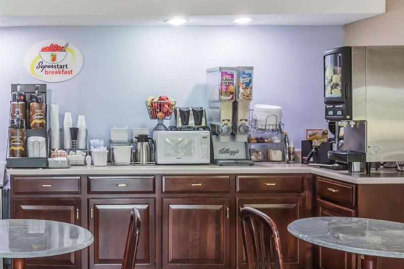 ホテル Super 8 By Wyndham Clinton