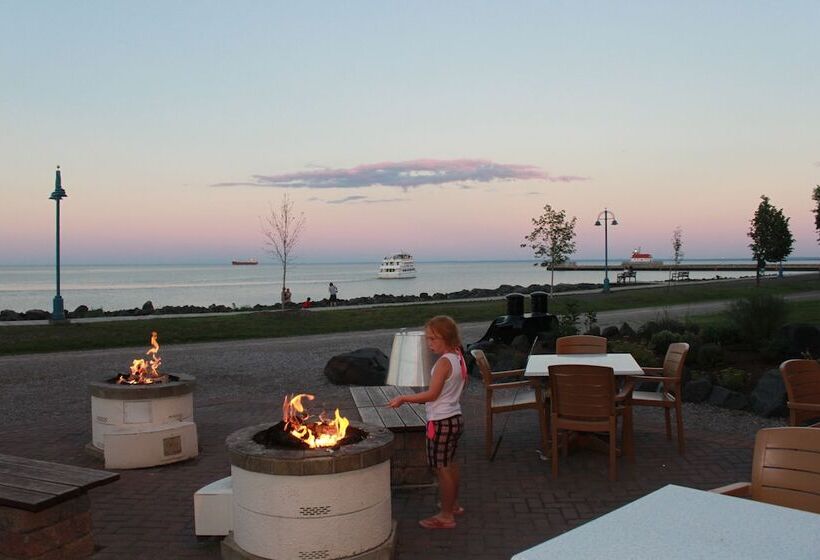 هتل The Inn On Lake Superior