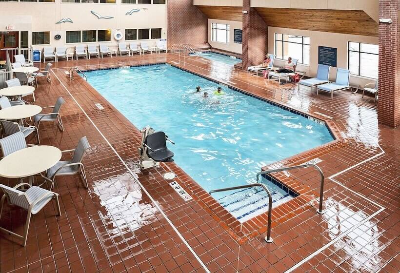 هتل The Inn On Lake Superior