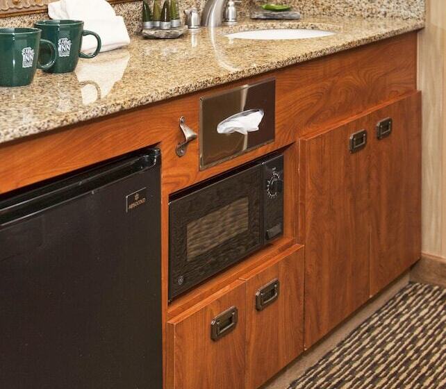 هتل The Inn On Lake Superior