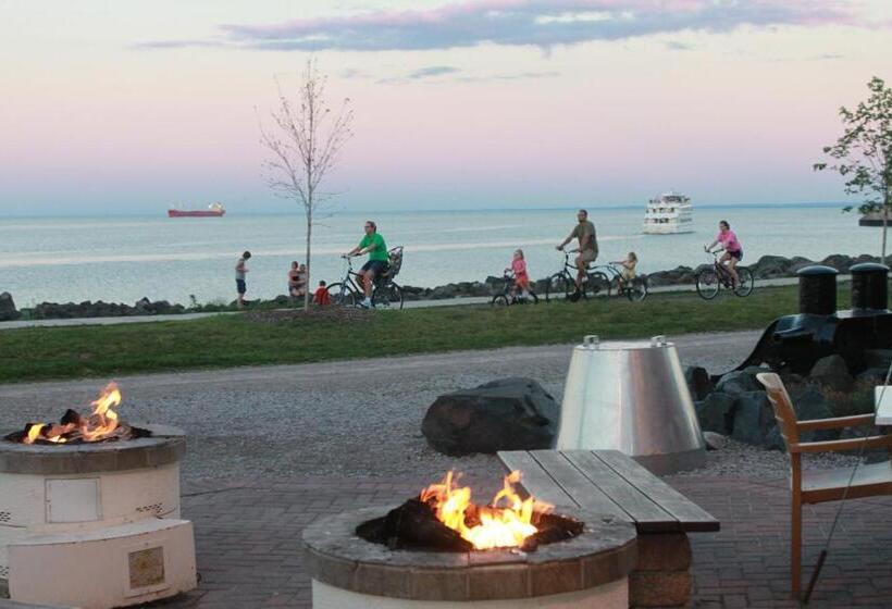 בית מלון כפרי The Inn On Lake Superior