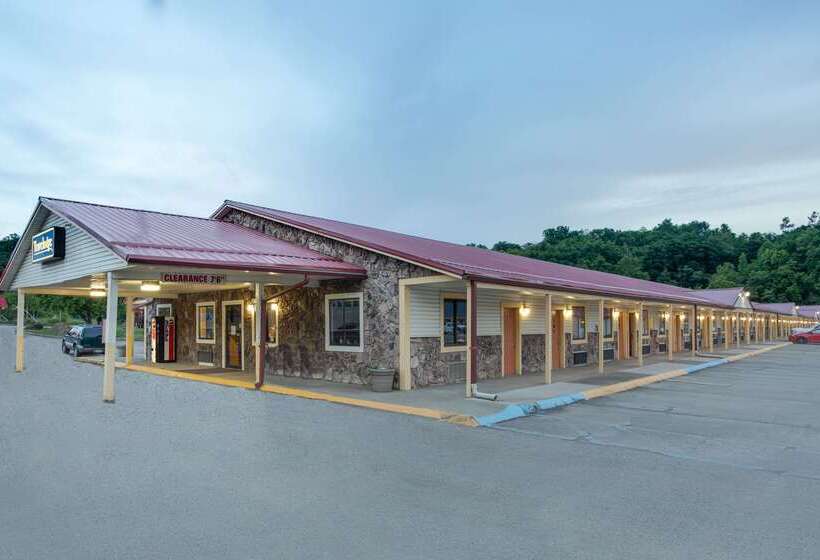 בית מלון כפרי Travelodge By Wyndham Parkersburg