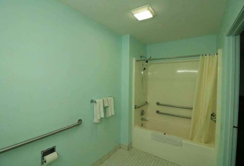 בית מלון כפרי Travelodge By Wyndham Parkersburg