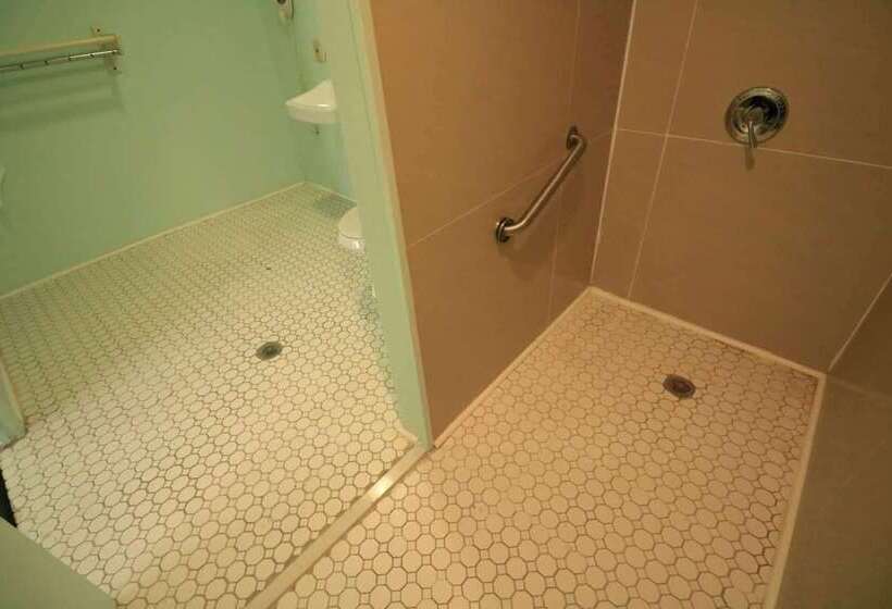 בית מלון כפרי Travelodge By Wyndham Parkersburg