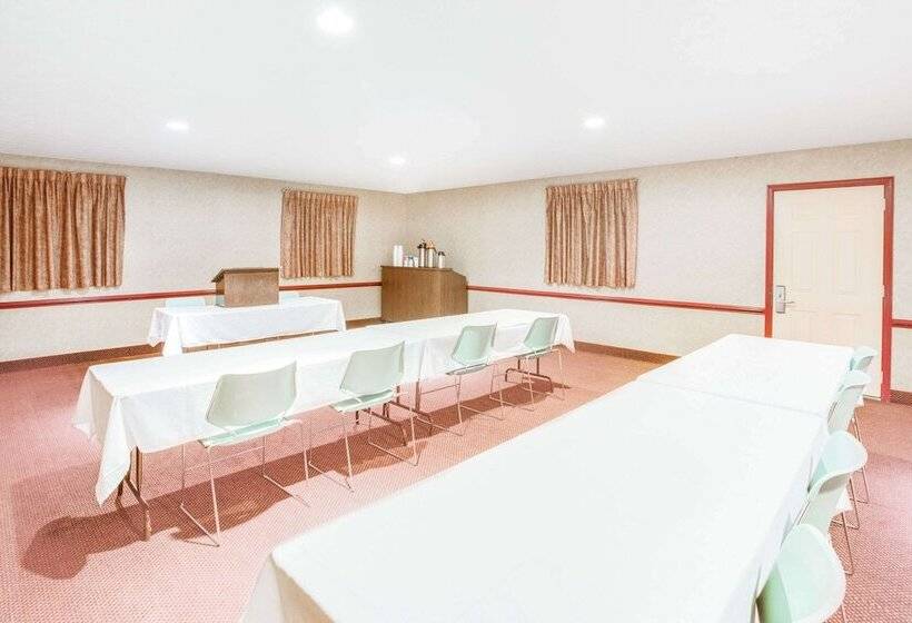 בית מלון כפרי Travelodge By Wyndham Parkersburg