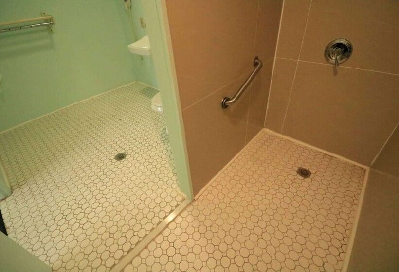 בית מלון כפרי Travelodge By Wyndham Parkersburg