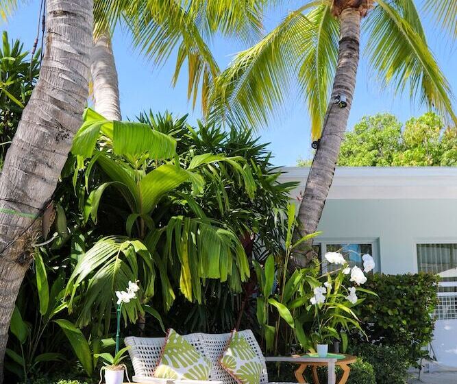 Мотель Orchid Key Inn   Adults Only