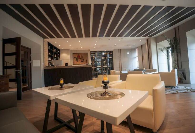 هتل Edelweiss Art