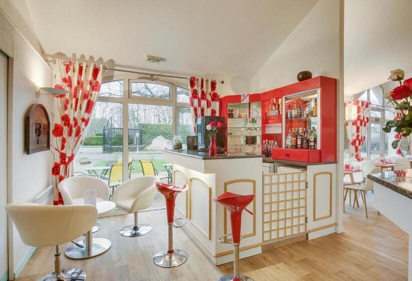 Отель Le Relais De Voisins