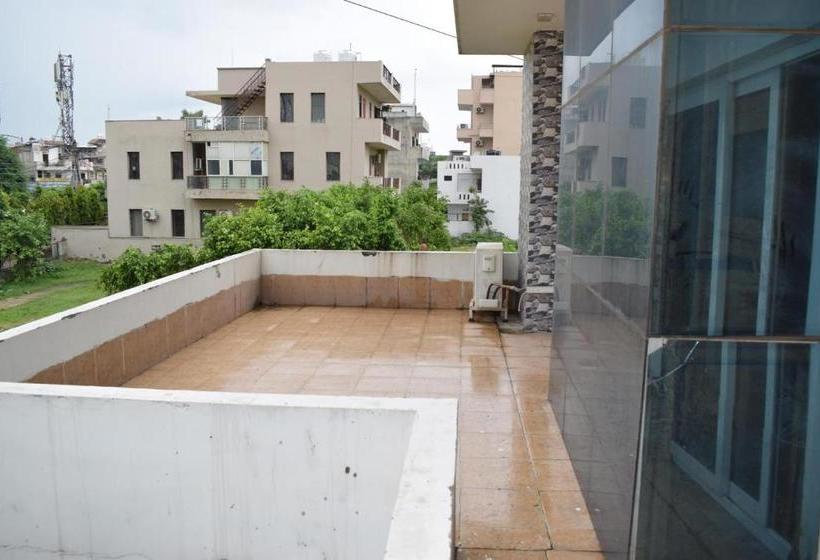 בית מלון כפרי Palm Tree Sector 31