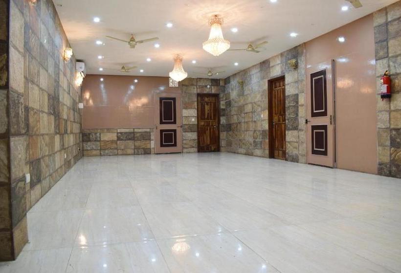 בית מלון כפרי Palm Tree Sector 31