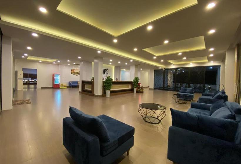 Отель Serene Premier Vangvieng