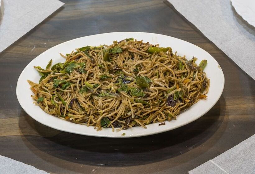 בית מלון כפרי The Leenor Regency