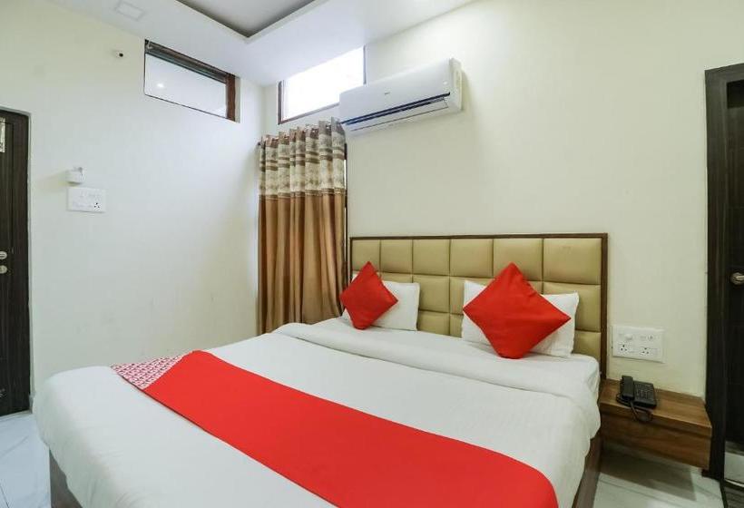 בית מלון כפרי Adarsh By Oyo Rooms