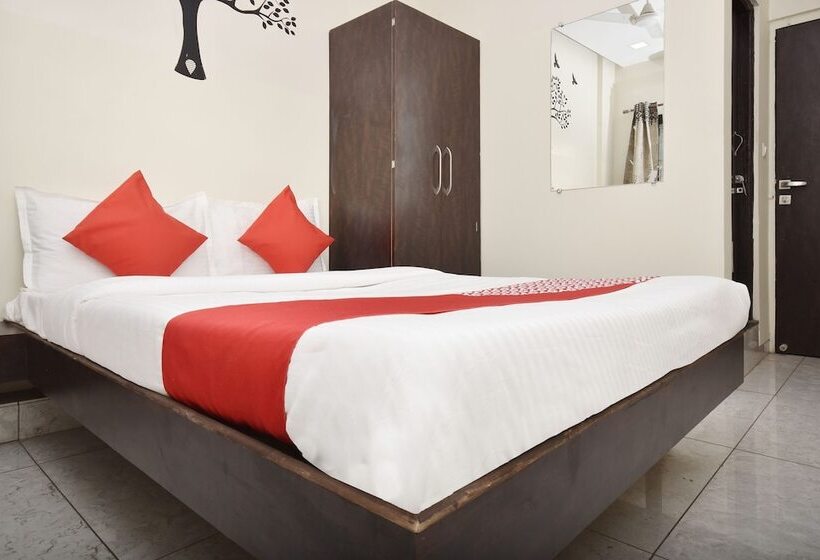 Spot On 29030 Hotel Royal Front