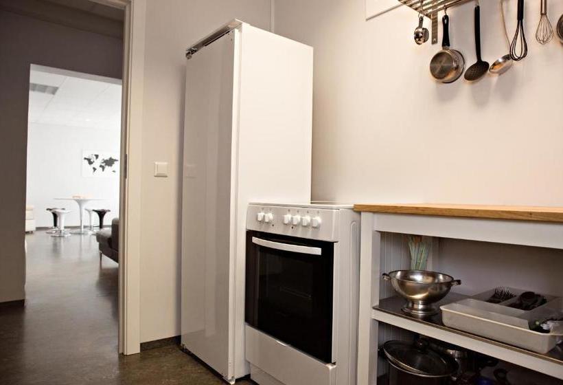 هتل کپسول Puffin Nest Capsule Hostel