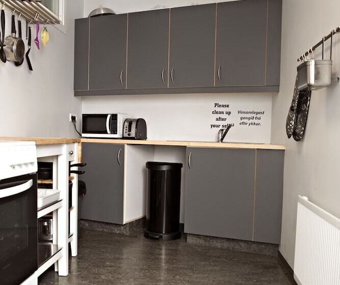 هتل کپسول Puffin Nest Capsule Hostel