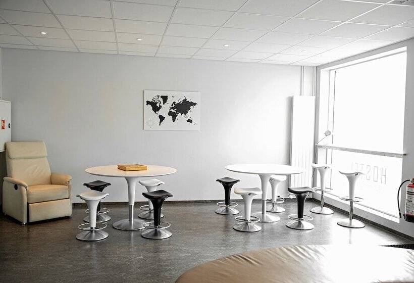 هتل کپسول Puffin Nest Capsule Hostel