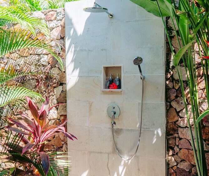 مبيت وإفطار Segara Lombok Beach Resort
