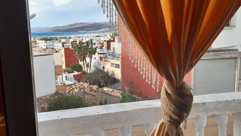 Cozy White House   Hostel