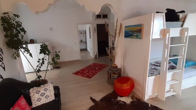 Cozy White House   Hostel