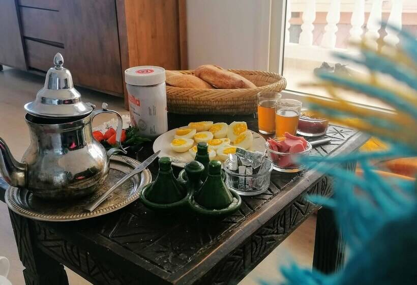 Cozy White House   Hostel