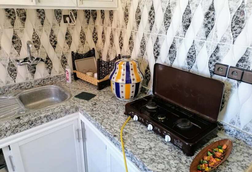 Cozy White House   Hostel