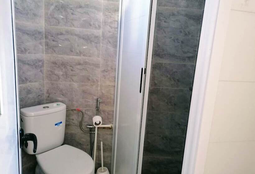 Cozy White House   Hostel