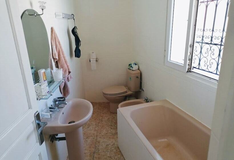 Cozy White House   Hostel