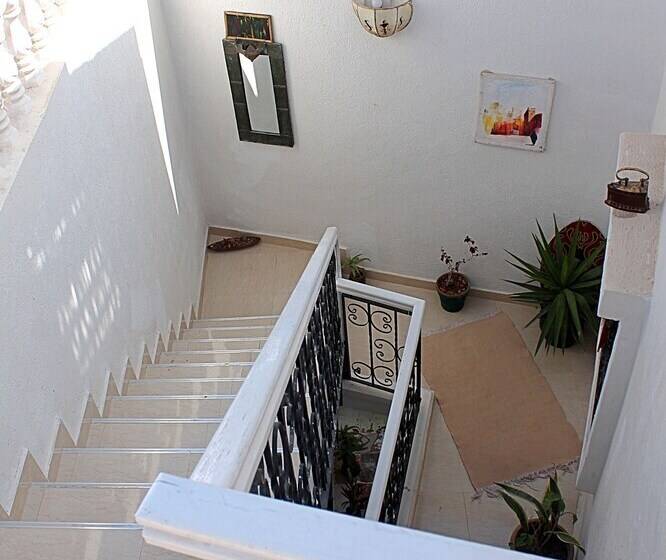 Cozy White House   Hostel