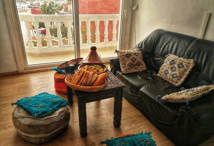 Cozy White House   Hostel