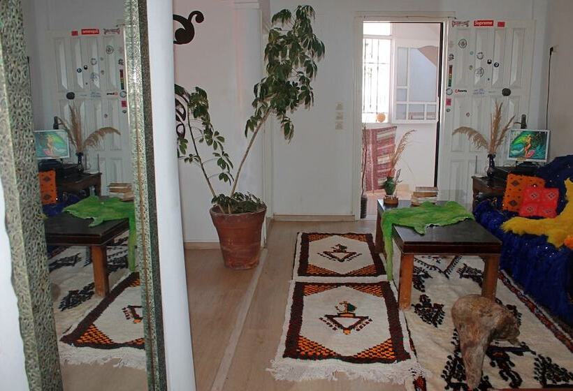 Cozy White House   Hostel