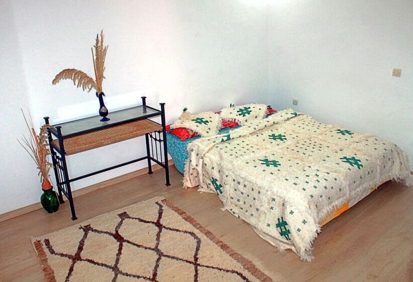 Cozy White House   Hostel