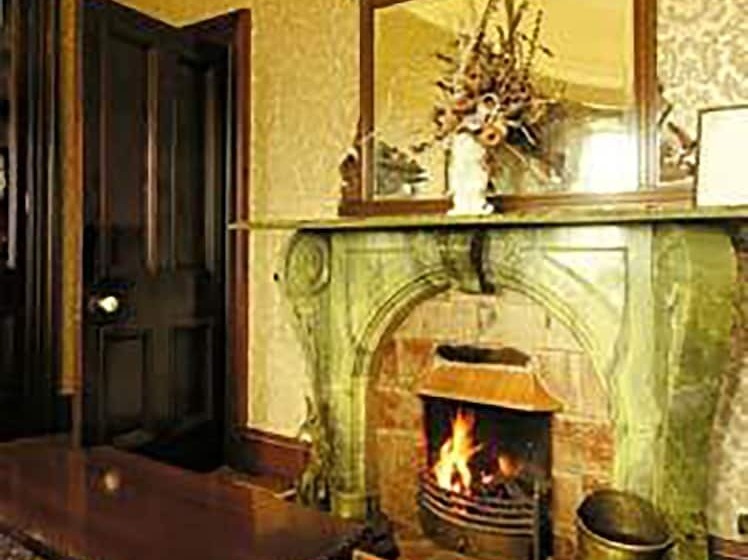 בית מלון כפרי Ballinalacken Castle Country House