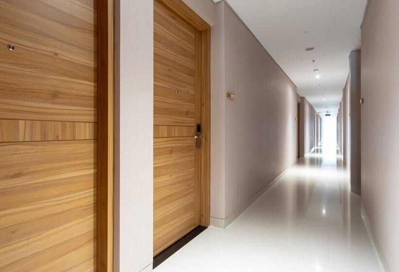 Travel Hub Hotel Kualanamu Airport