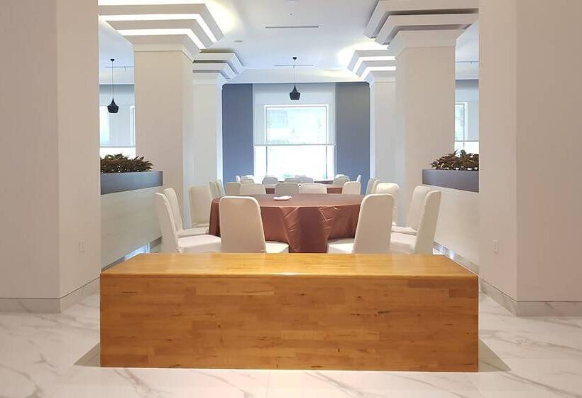 Travel Hub Hotel Kualanamu Airport