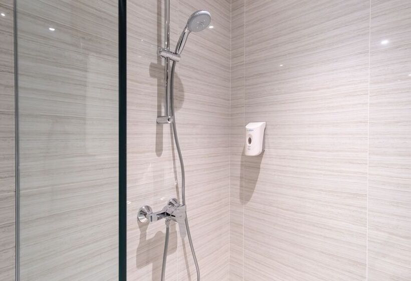 Travel Hub Hotel Kualanamu Airport