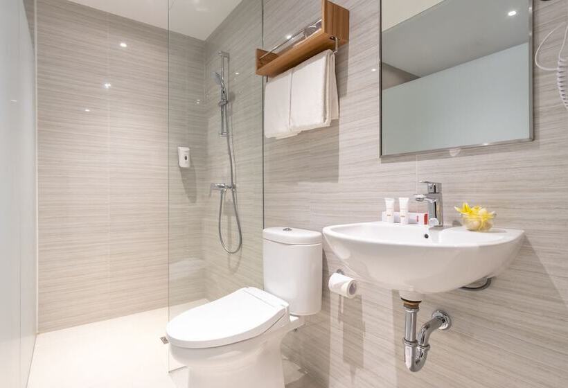 Travel Hub Hotel Kualanamu Airport