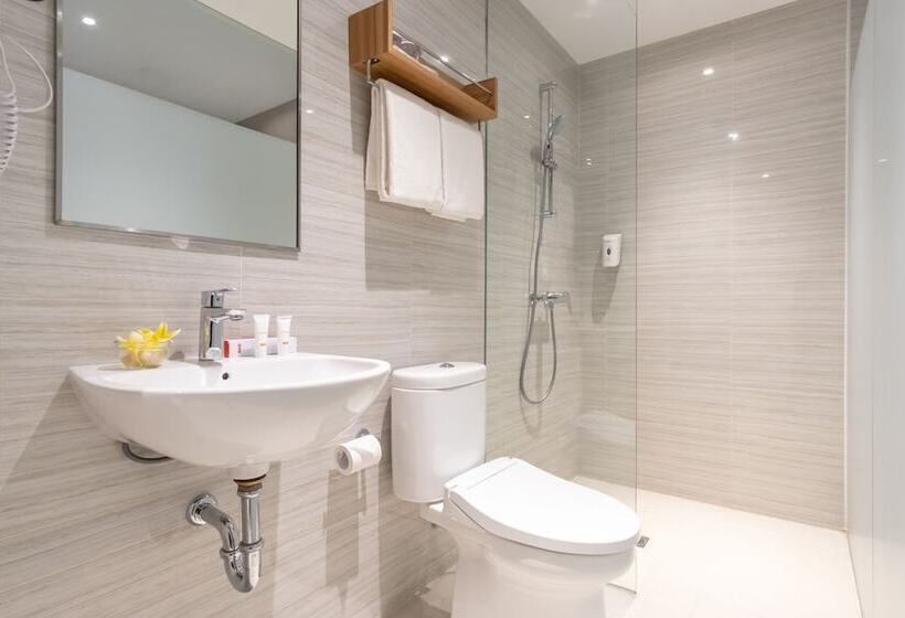 Travel Hub Hotel Kualanamu Airport