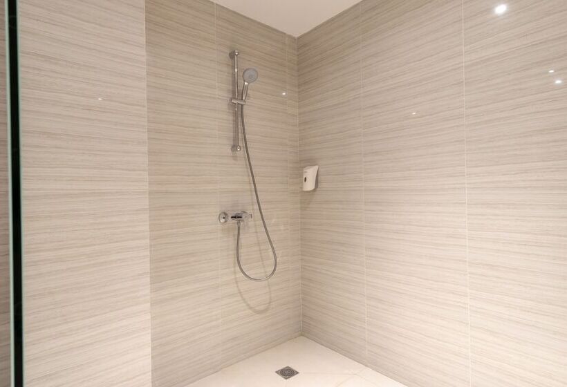 Travel Hub Hotel Kualanamu Airport