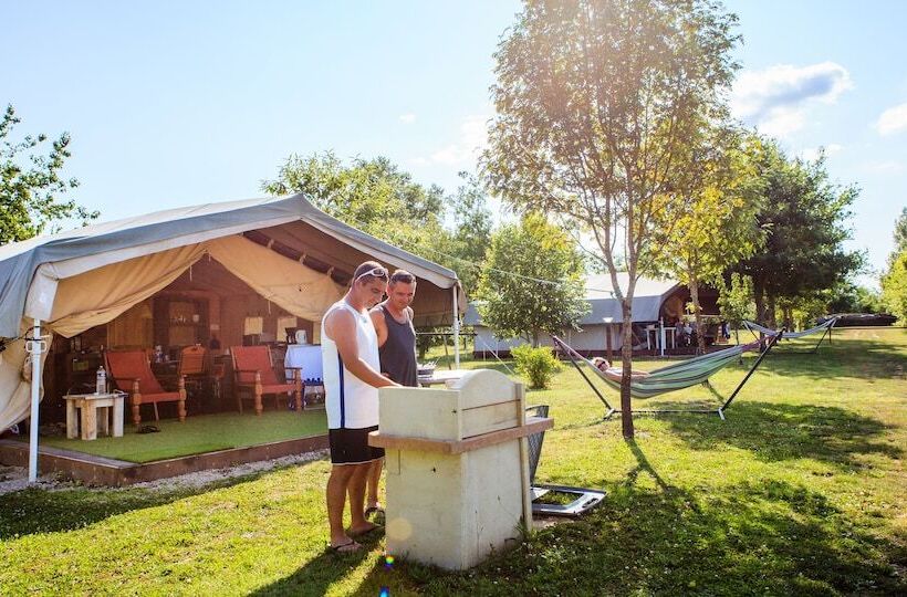 Отель Les Chalets De Fiolles