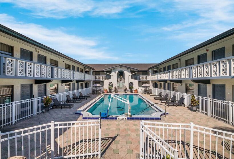 Отель Quality Inn & Suites Altamonte Springs Orlando North