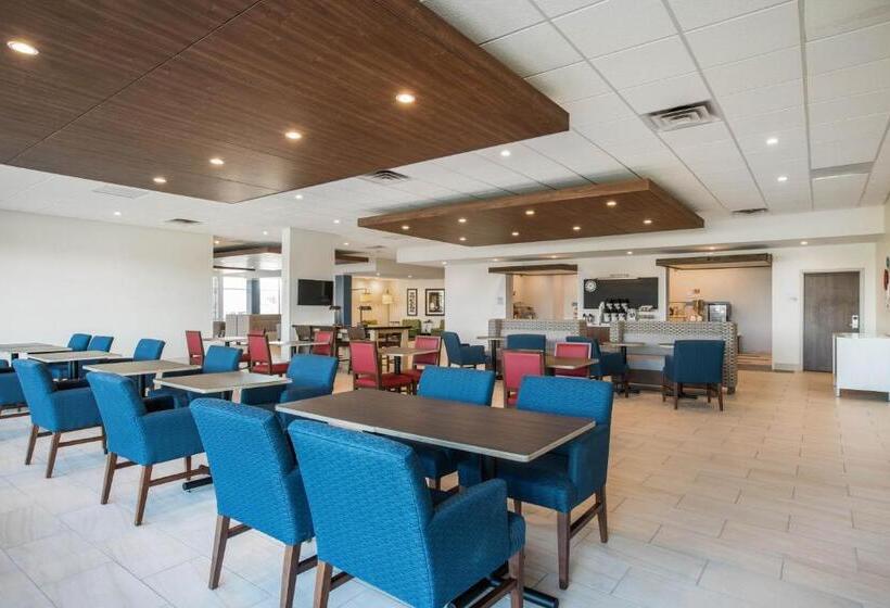 Отель Holiday Inn Express & Suites Ludington, An Ihg