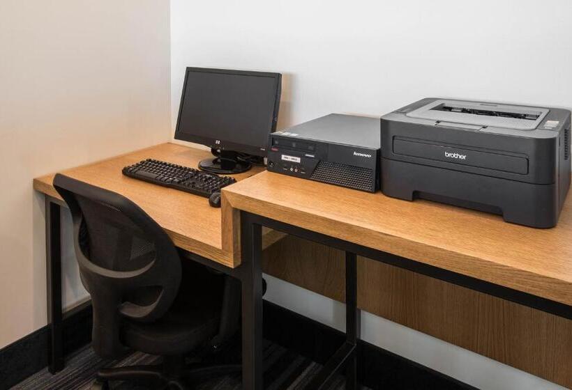 Отель Holiday Inn Express & Suites Ludington, An Ihg