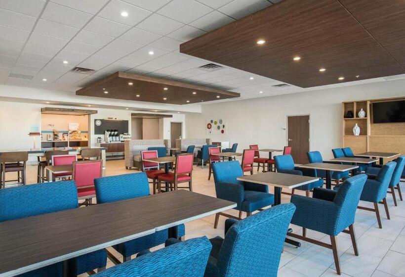 Отель Holiday Inn Express & Suites Ludington, An Ihg