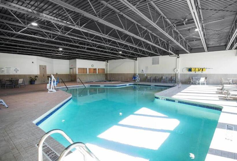 Отель Holiday Inn Express & Suites Ludington, An Ihg