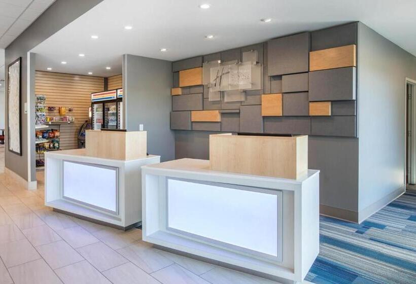 Отель Holiday Inn Express & Suites Ludington, An Ihg